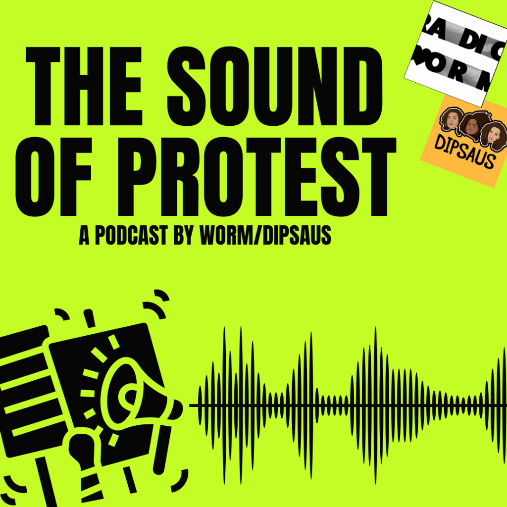 groene achtergrond met onderaan tekeningen van geluidsgolven en megafoons. Bovenaan de titel: The Sound of Protest A Podcasy By Worm/Dipsaus. Rechtsboven de logo's van Worm en Dipsaus