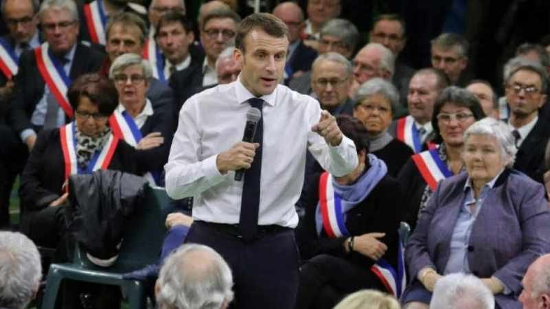 Macron avec un Normand local élu dans le « grand débat national »