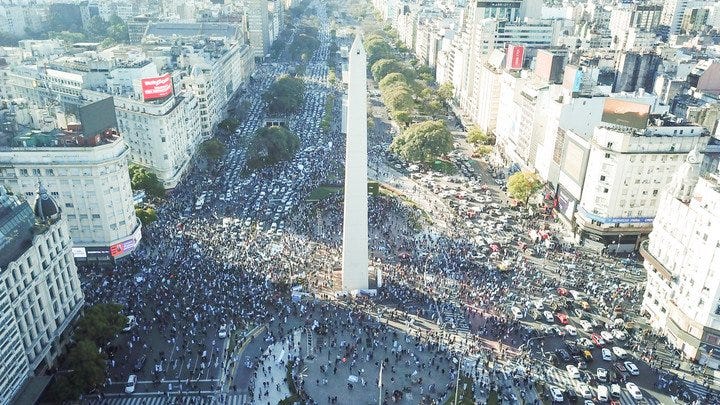 Un importante número de manifestantes coparon el Obelisco tanto a pie como en autos (foto: Quinteros)