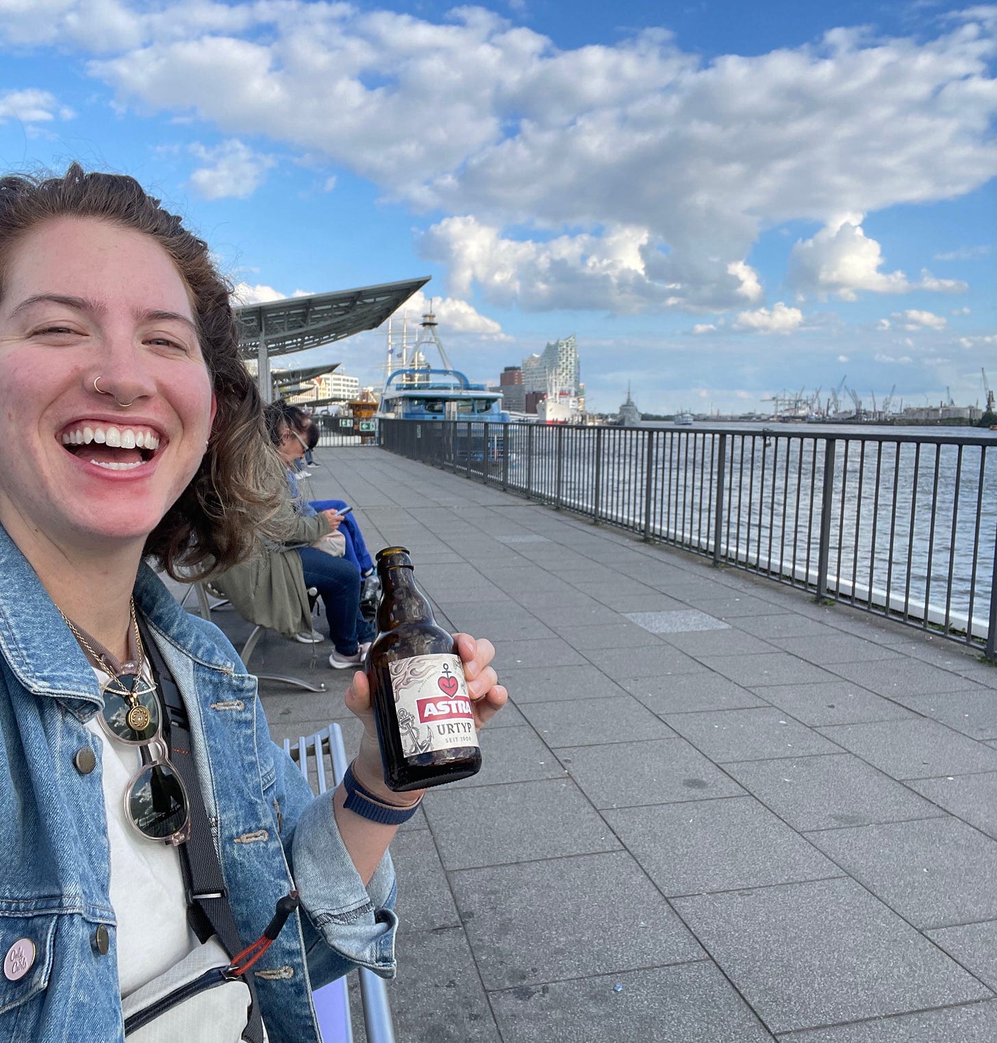 Selfie of Maeve with a beer by the Elbe river