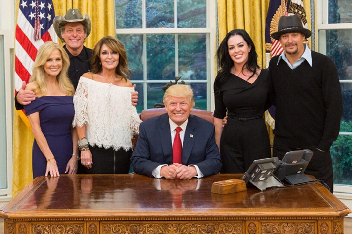 Sarah Palin brought Kid Rock to the White House | EW.com