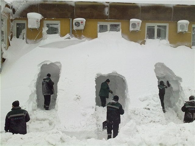 A heavy snowfall in Ukraine, the appearance of snow scattering to the front  door is like a huge Kamakura - GIGAZINE
