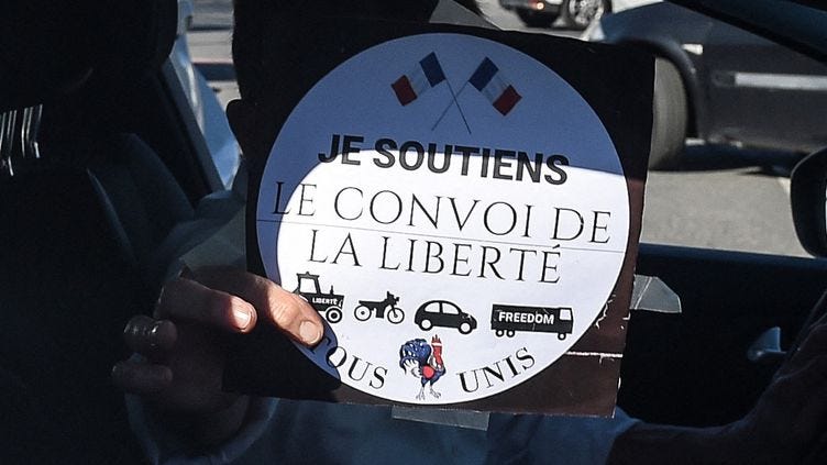 Une affiche sur laquelle on peut lire "Je soutiens le convoi de la liberté" à Bayonne, le 9 février 2022. (GAIZKA IROZ / AFP)