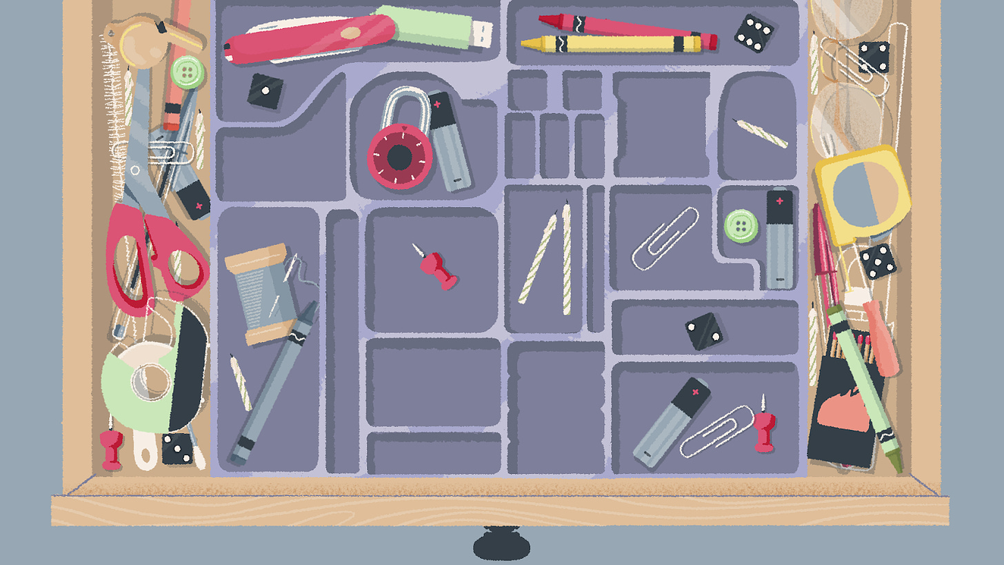 Captura de tela do jogo. Sobre um fundo azul-esverdeado, uma gaveta de madeira aberta. Dentro dela, muitos objetos de escritório e vários compartimentos para organizá-los.