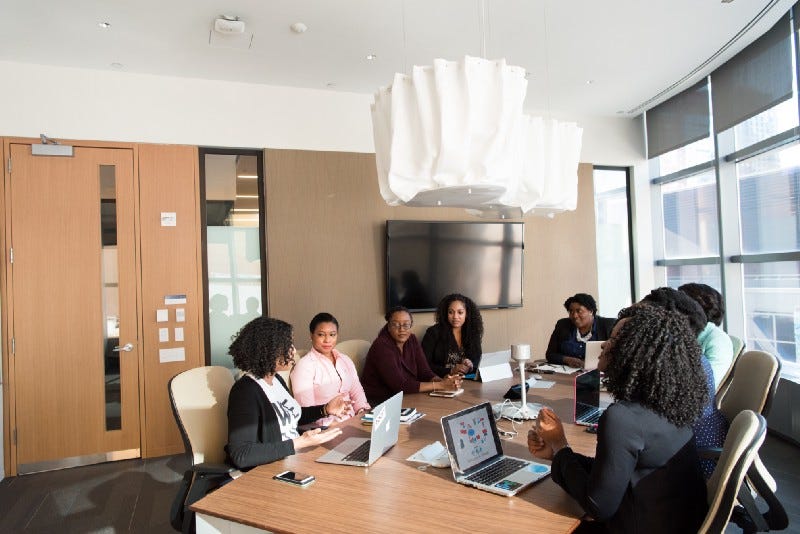 A meeting with 9 people around the table