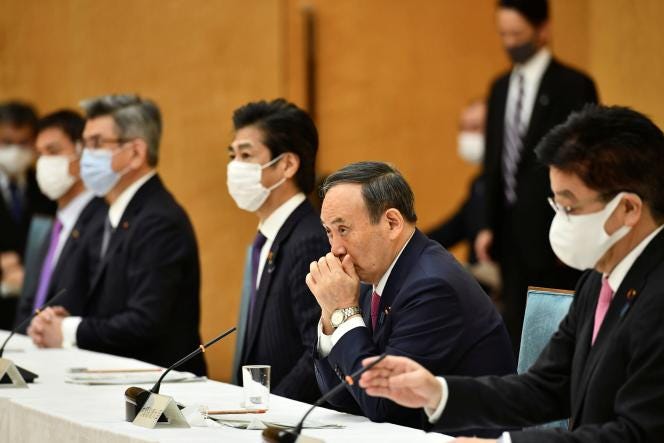 Yoshihide Suga assiste à une réunion sur le Covid-19, le 22 janvier à Tokyo.