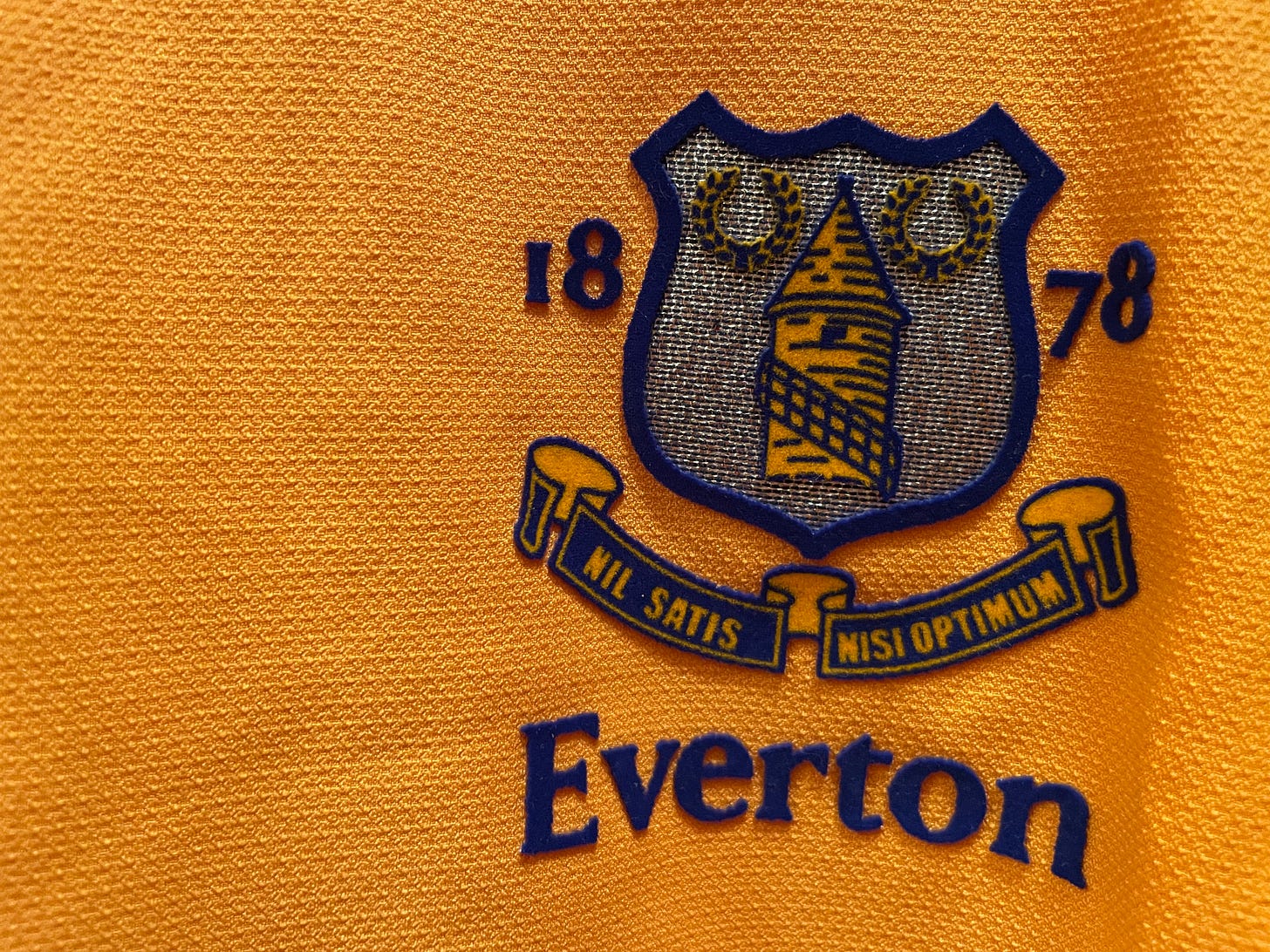 Everton FC crest: "Nil satis nisi optimum"