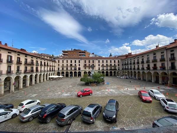 Plaza Euskadi de Zumarraga, desde el Salón de Plenos de su ayuntamiento, donde trabajo.