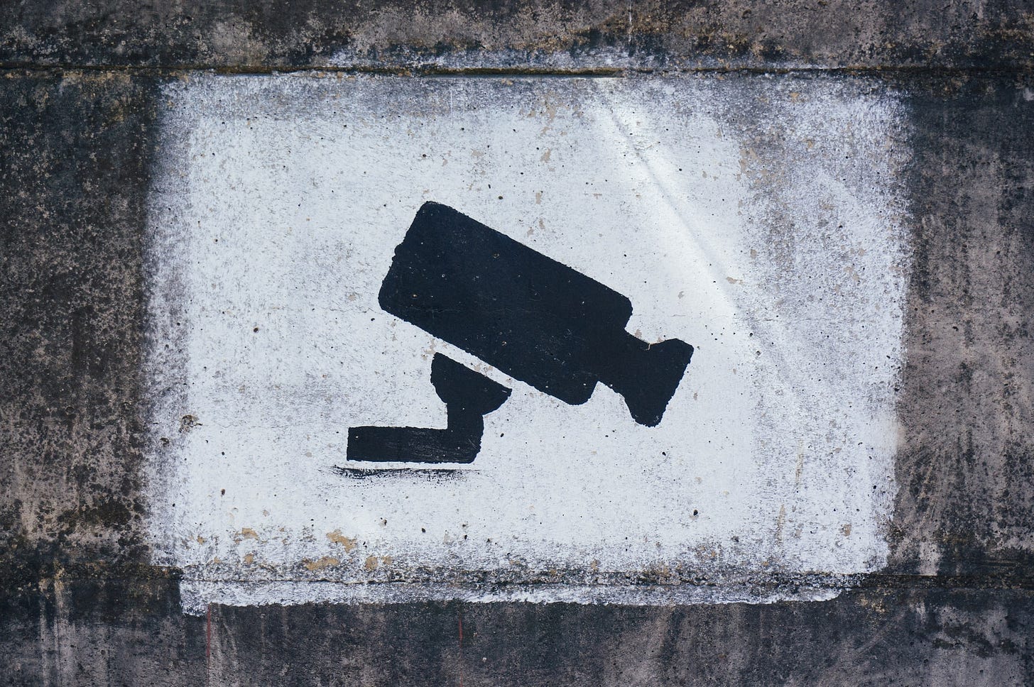 Imagem de uma câmera desenhada em um muro
