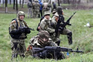 Armed pro-Russia fighters prepare for the battle with Ukrainian police on the outskirts the eastern Ukrainian city of Slavyansk on April 13, 2014 (AFP Photo/Anatoliy Stepanov)