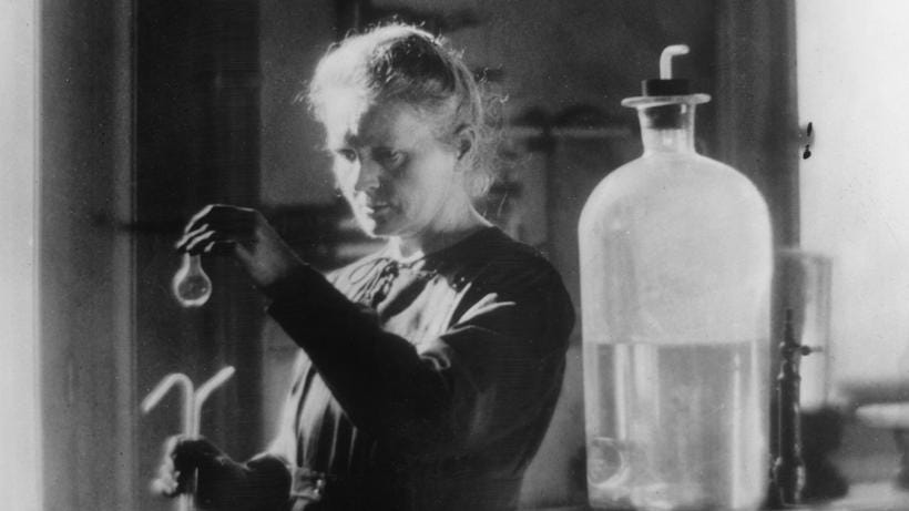 Marie Curie: In Polen geboren, in Frankreich berühmt geworden: die zweifache Nobelpreisträgerin Marie Curie (1867 - 1934) in ihrem Labor.