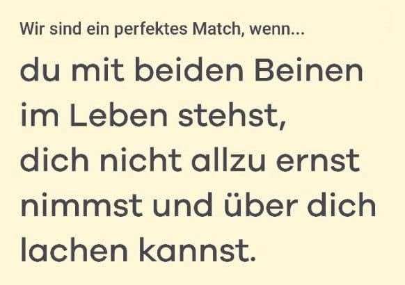 Screenshot aus der Dating-App Bumble. In schwarzer Schrift steht auf beigem Grund: "Wir sind ein perfektes Match, wenn ... du mit beiden Beinen im Leben stehst, dich nicht allzu ernst nimmst und über dich lachen kannst."