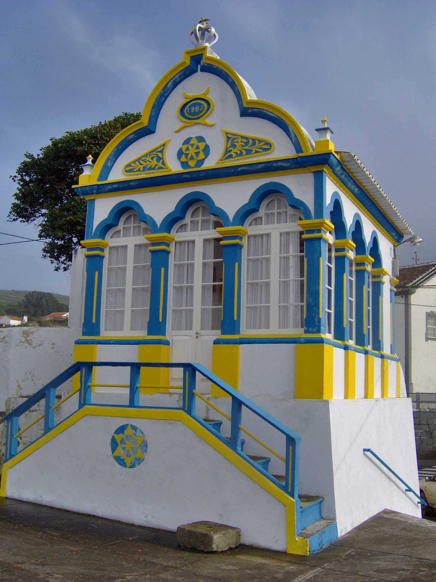 Ficheiro:Império do Espírito Santo das Quatro Ribeiras, Praia da Vitória,  ilha Terceira, Açores.JPG – Wikipédia, a enciclopédia livre