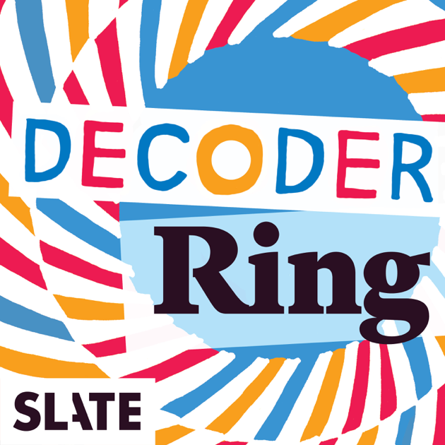 podcast artwork van Decoder Ring, tegen een blauwe kleur zie je ringen in streepjes van rood blauw wit en oranje. Linksonder het logo van Slate