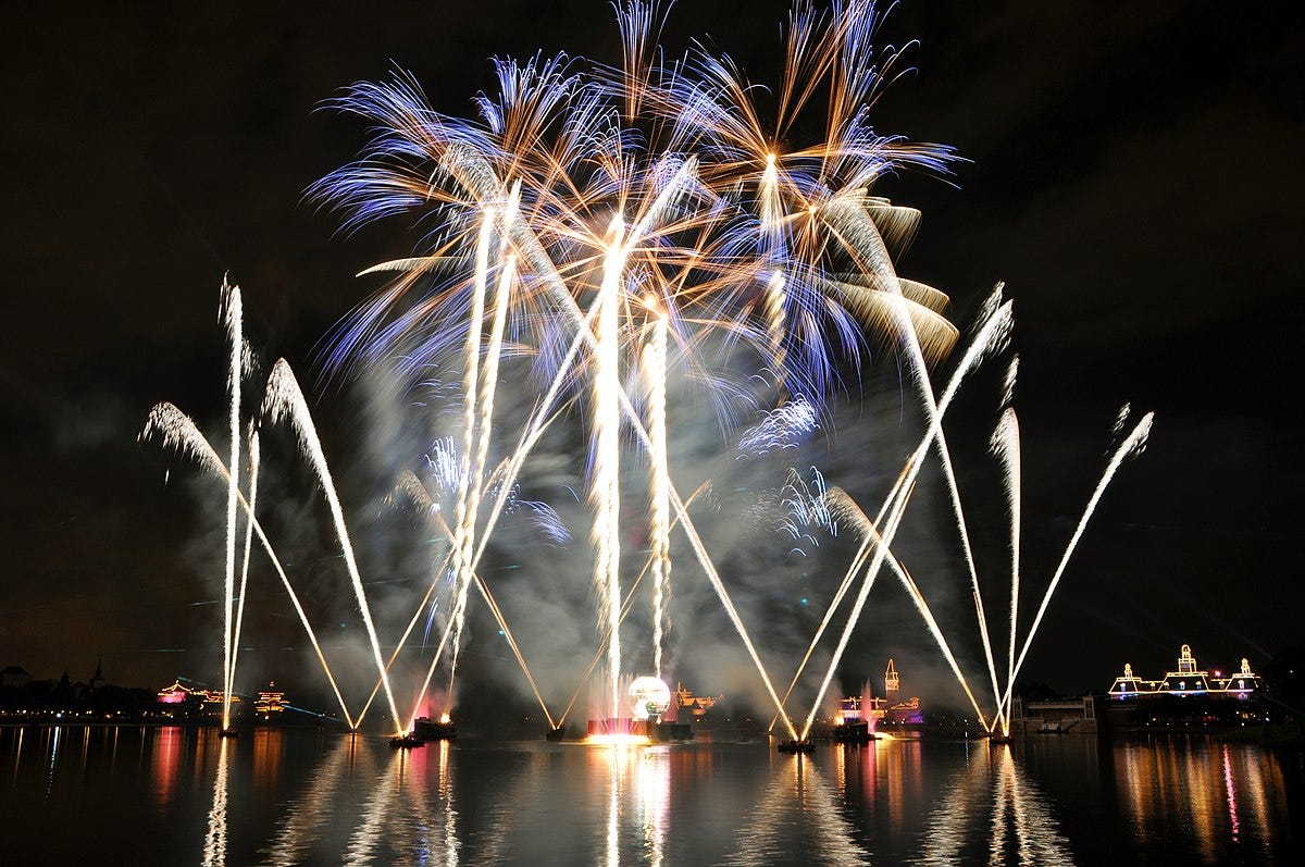 https://upload.wikimedia.org/wikipedia/commons/thumb/5/5a/1_epcot_illuminations_2010.jpg/1200px-1_epcot_illuminations_2010.jpg