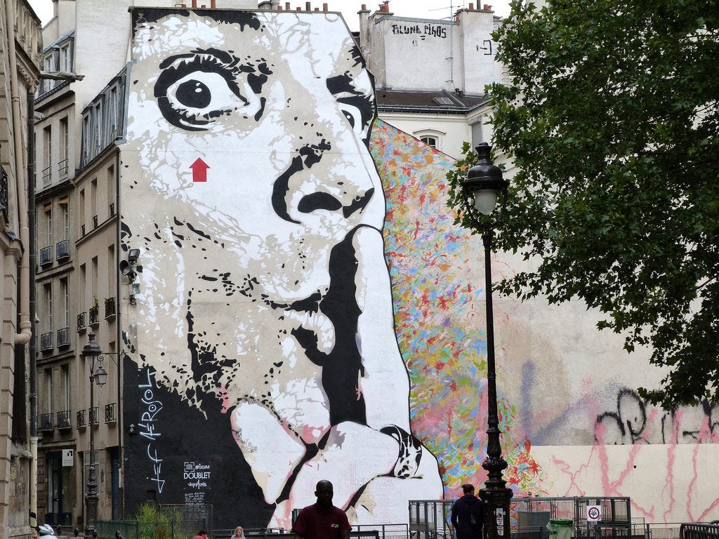 Jef Aerosol restaure sa fresque à Paris