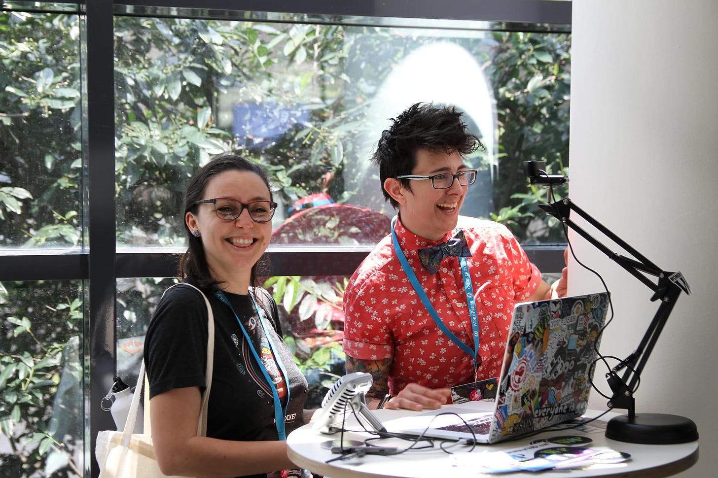 Io e Tracy Apps sorridiamo di fronte al computer mentre registriamo una puntata del podcast WomenInWP al WordCamp Europe 2019