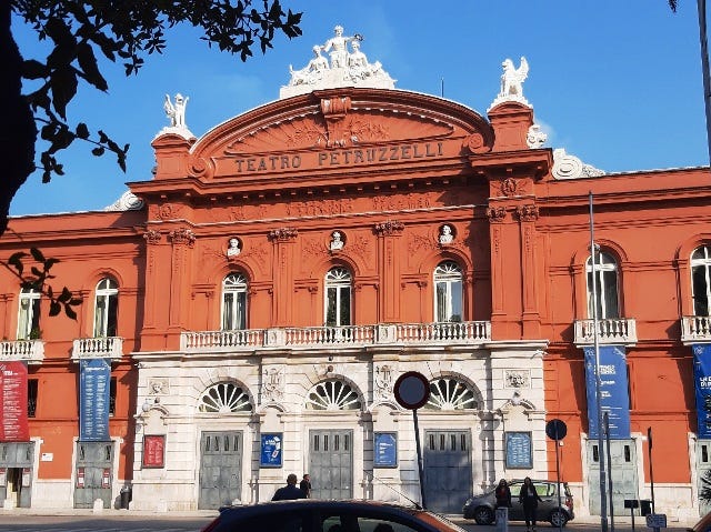 La facciata del Teatro Petruzzelli di Bari