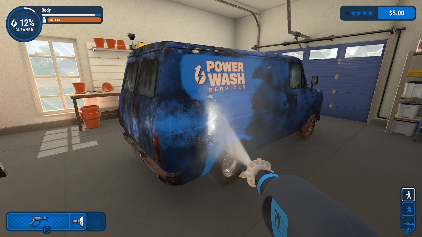 Captura de tela do jogo. Uma garagem com armários de metal e janelas na parede. Ao centro, um furgão azul encardido sendo limpo por uma máquina de alta pressão.