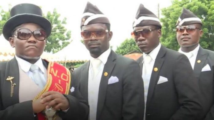 Foto do meme dos dançarinos de Gana em funeral, muito utilizado ao longo de 2020.