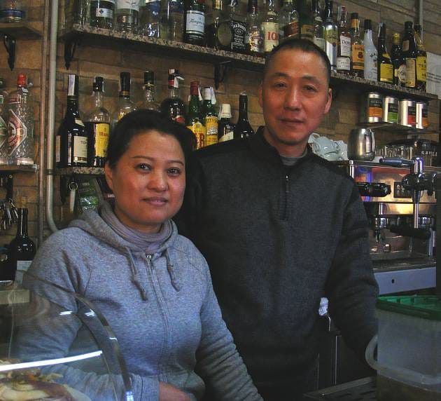 Yan Lin y Qiu detrás del mostrador del Bar Bodega Calvo