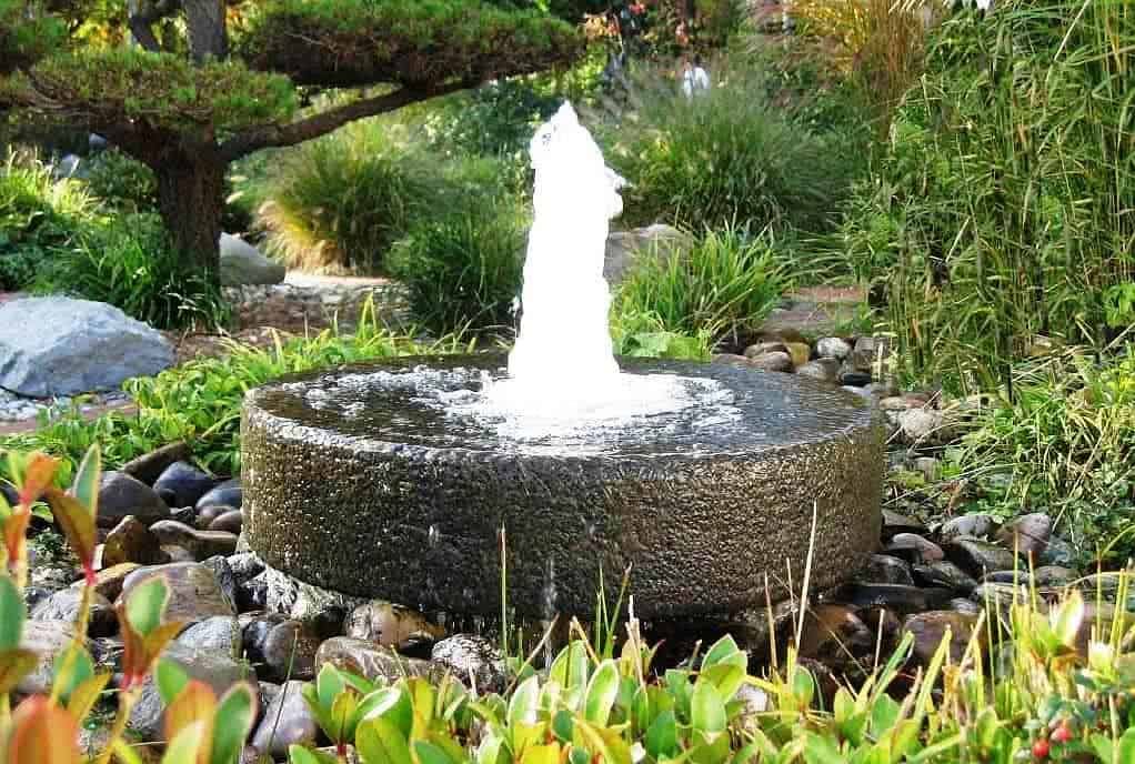 Como Escolher Fontes de Água para Decorar o Jardim