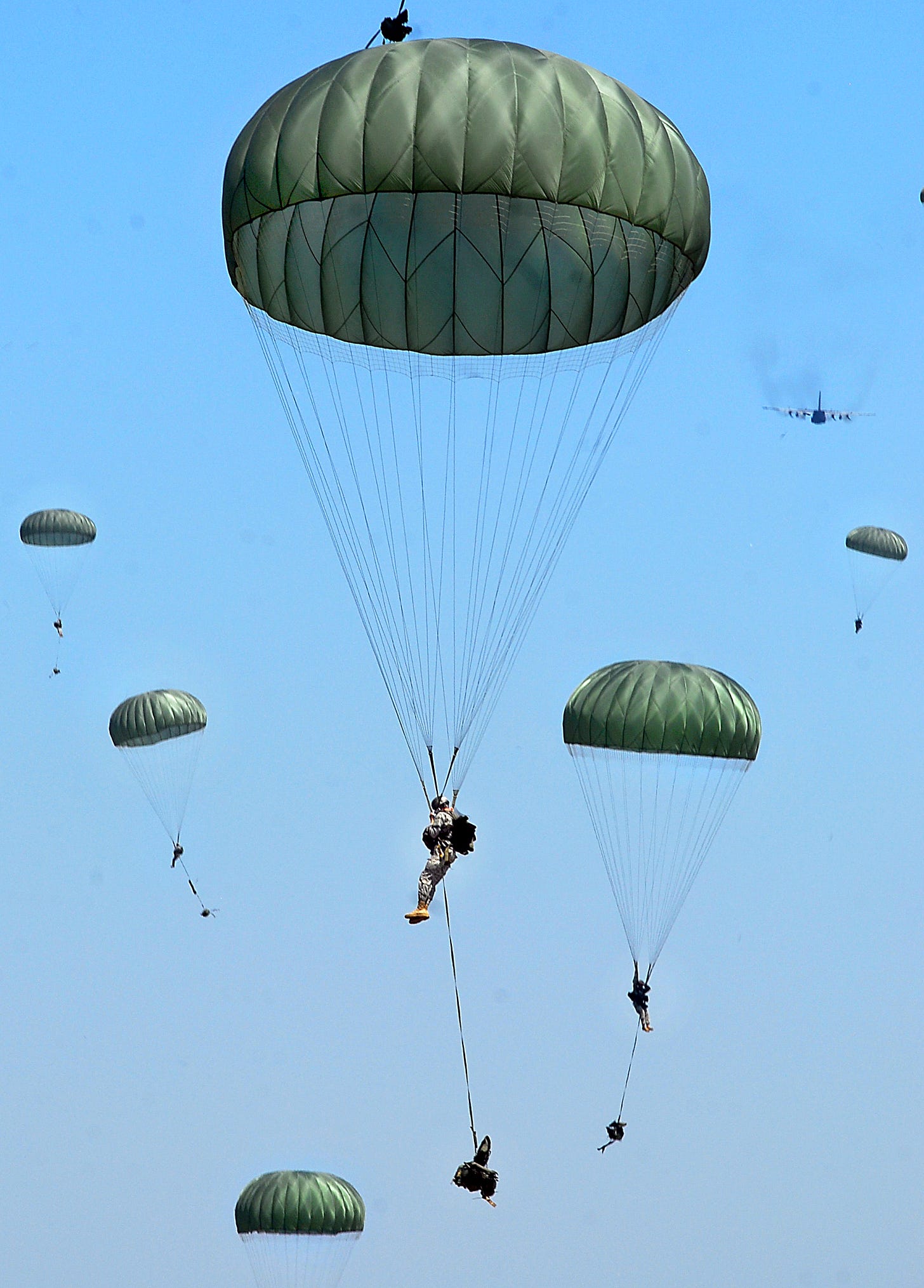 U.S. Army Airborne School students parachute onto Fryar ...
