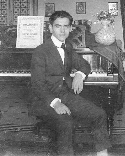 File:Federico García Lorca al piano. Granada. 1919. Colección Fundación Federico García Lorca.jpg