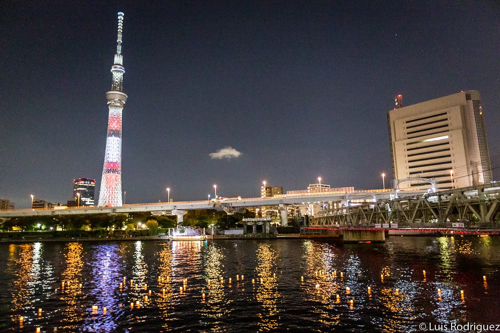 Toro Nagashi de Asakusa, con la Skytree de fondo