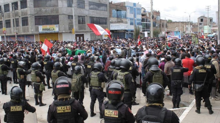 Toque de queda, protestas y muertes en un caótico Perú