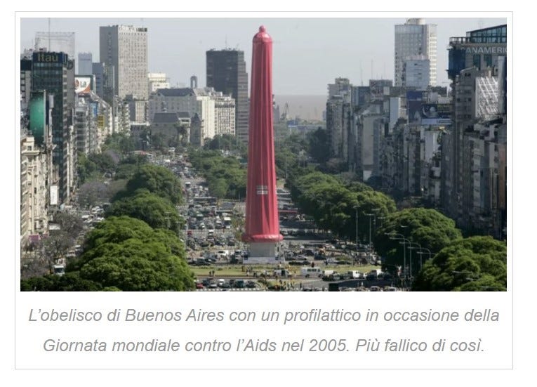 L'obelisco di Buenos Aires coperto da un preservativo