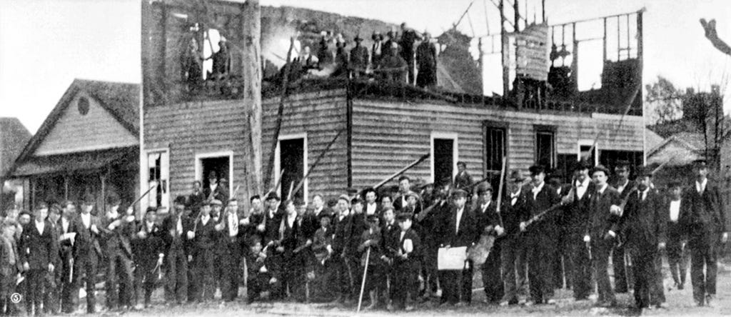 Collier’s Weekly Photograph of mob outside Wilmington, N.C. Courthouse, Nov. 12, 1898