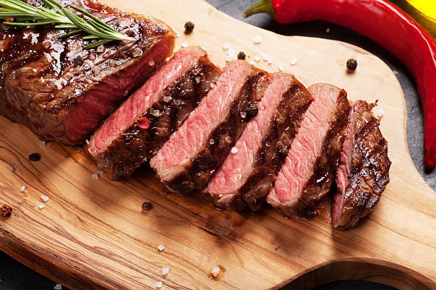 bistecca di controfiletto grigliata adagiata - carne rossa foto e immagini stock