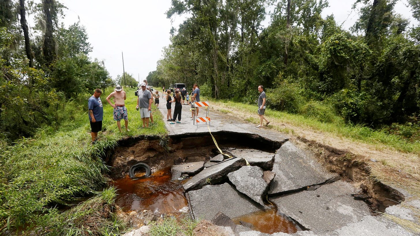 Small crowd ponders huge sinkhole in Florida