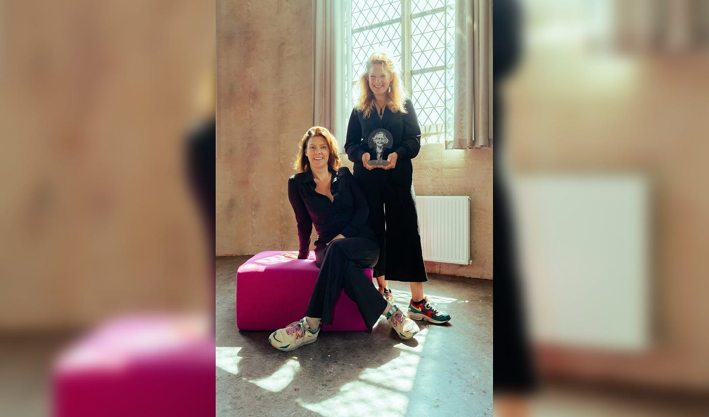 Eva Agterberg (l) en Irene Kriek (r) met de bijbehorende wisseltrofee van de Antje-van-Dijk-Cultuurprijs.Foto: Quinn Oosterbaan