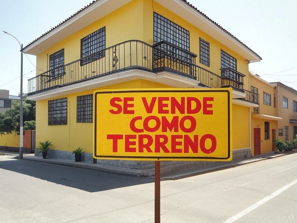 Casa con letrero de Se Vende como Terreno