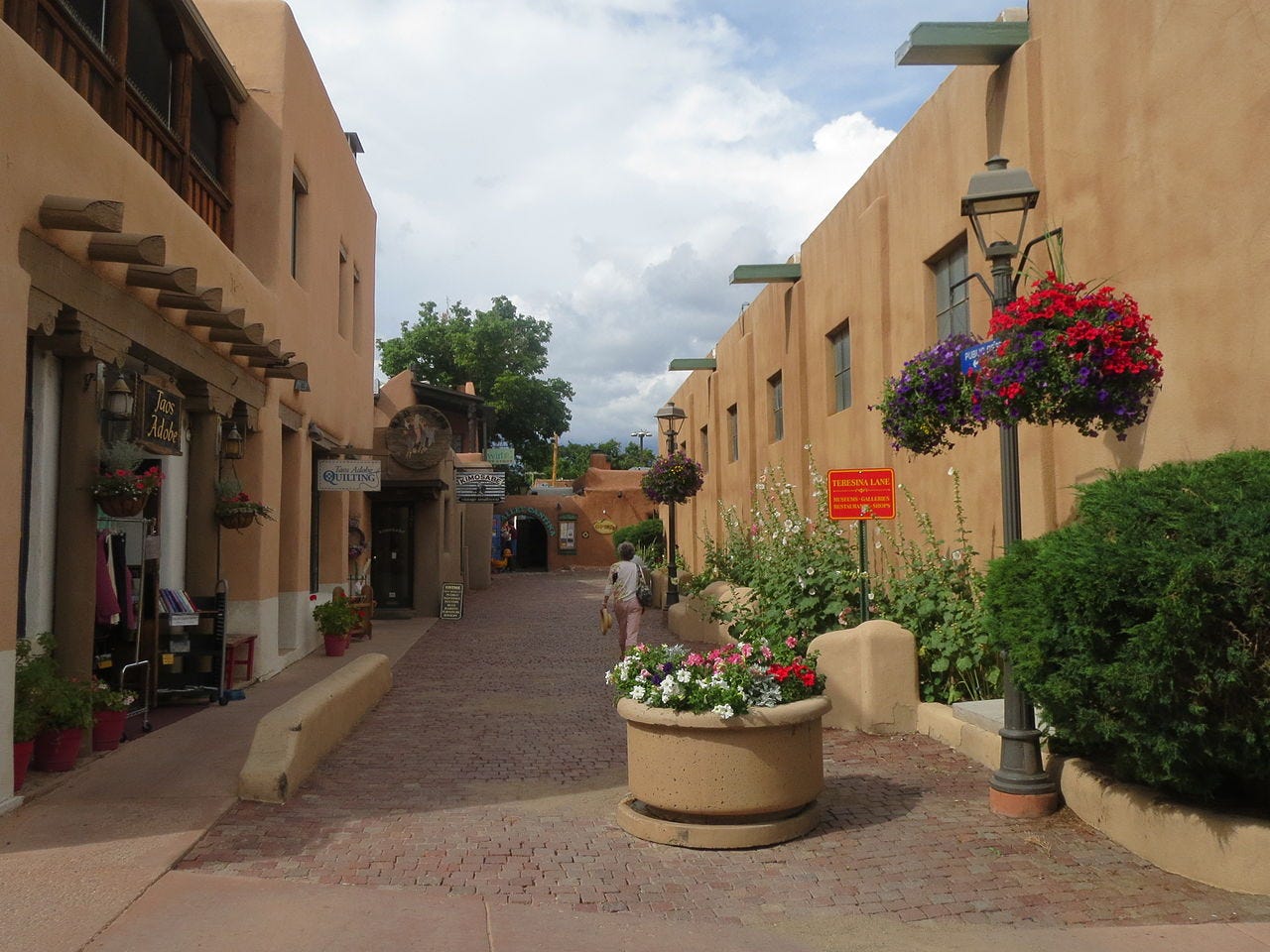 Alley off of the north side of the Taos Plaza with additional shops
