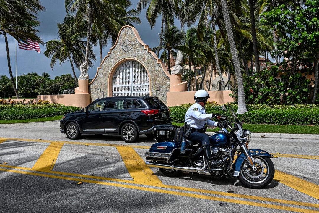 petugas-penegak-hukum-setempat-di-depan-rumah-mantan-presiden-donald-trump-di-mar-a-lago-palm-beach-florida petugas-penegak-hukum-setempat-di-depan-rumah-mantan-presiden-donald-trump-di-mar-a-lago-palm-beach-florida