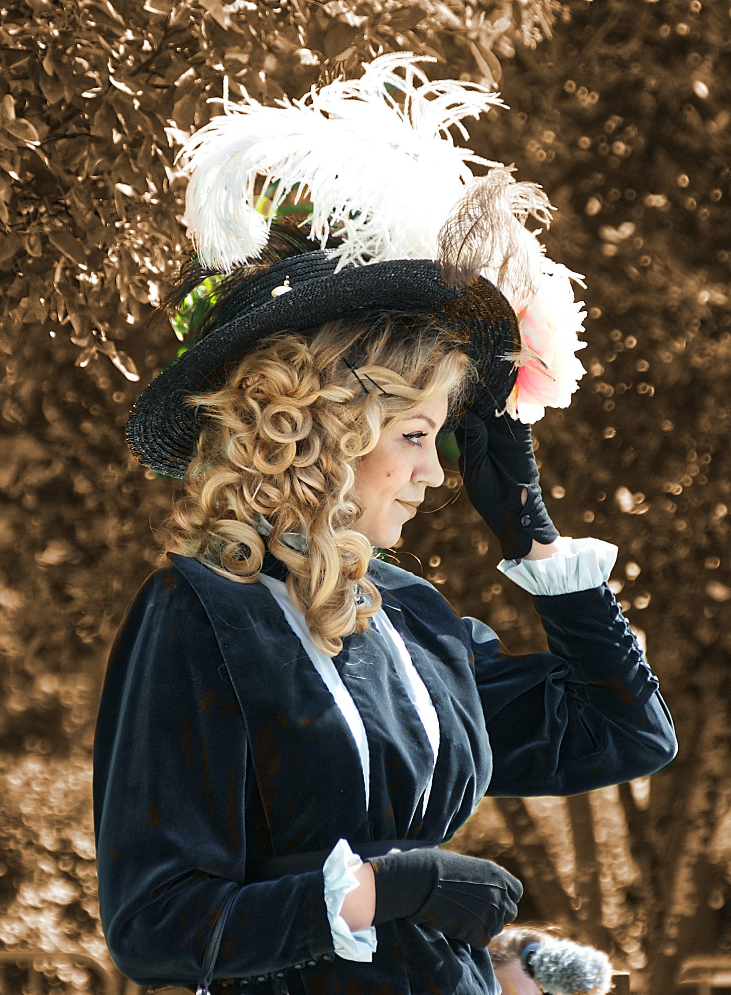Femme mondaine de 1914, a woman in victorian era attire
