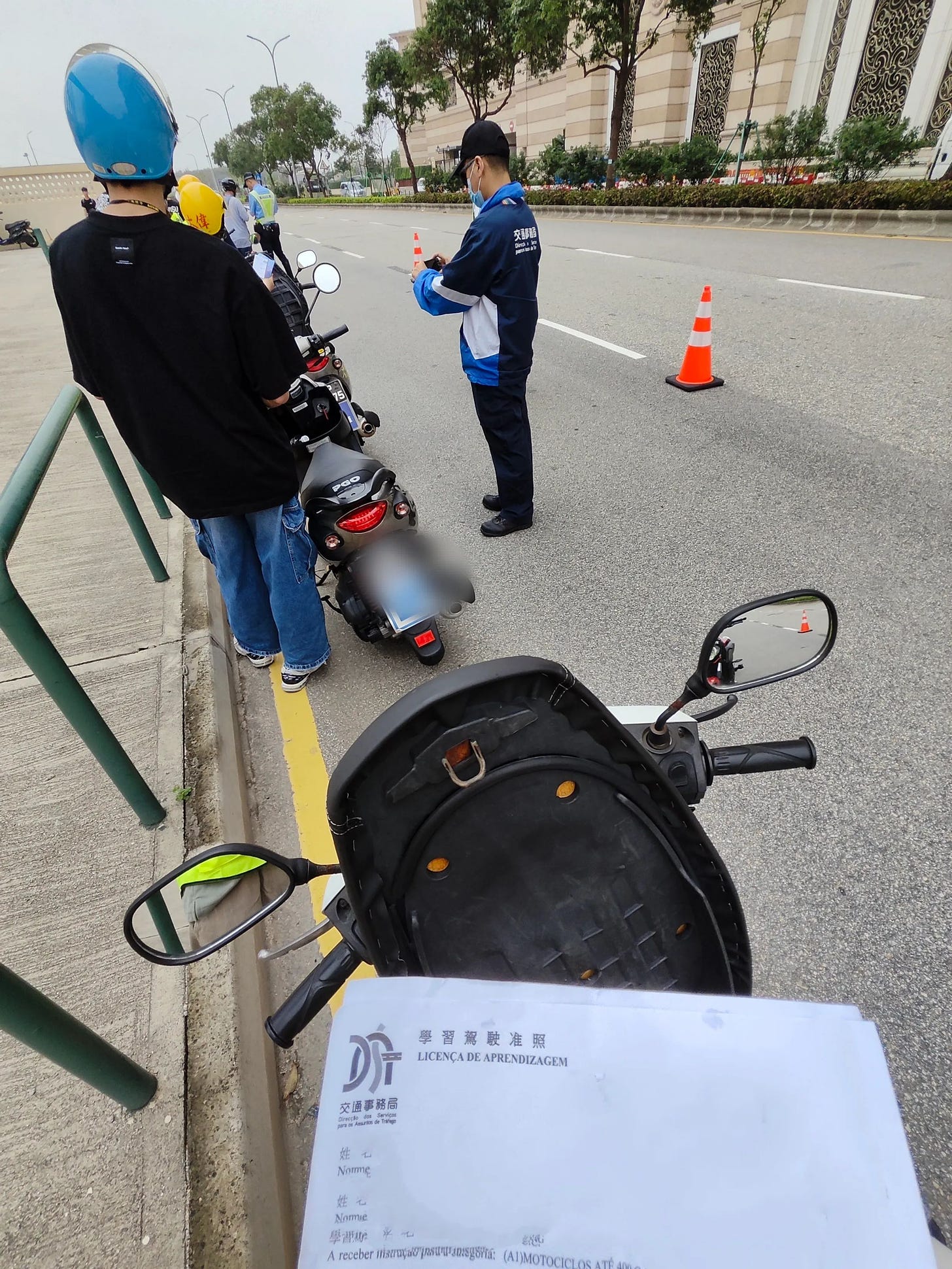 Photo by 三文魚🐟 on April 23, 2024. May be an image of 2 people, motorcycle, parking meter, helmet, scooter, road and text.
