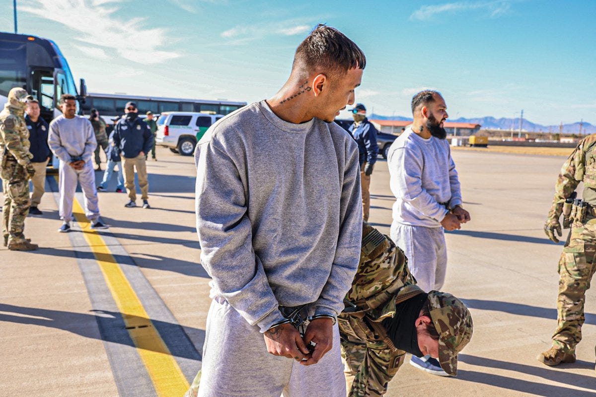 EE.UU. ya ha comenzado a enviar migrantes a Guantánamo, asegura la Casa Blanca