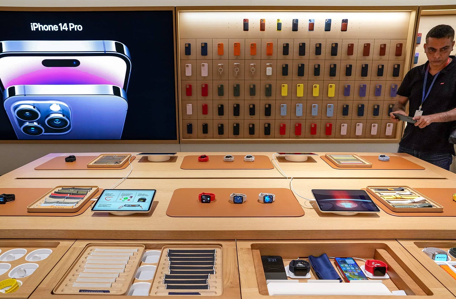 Apple Saket's Watch table and graphic panel.