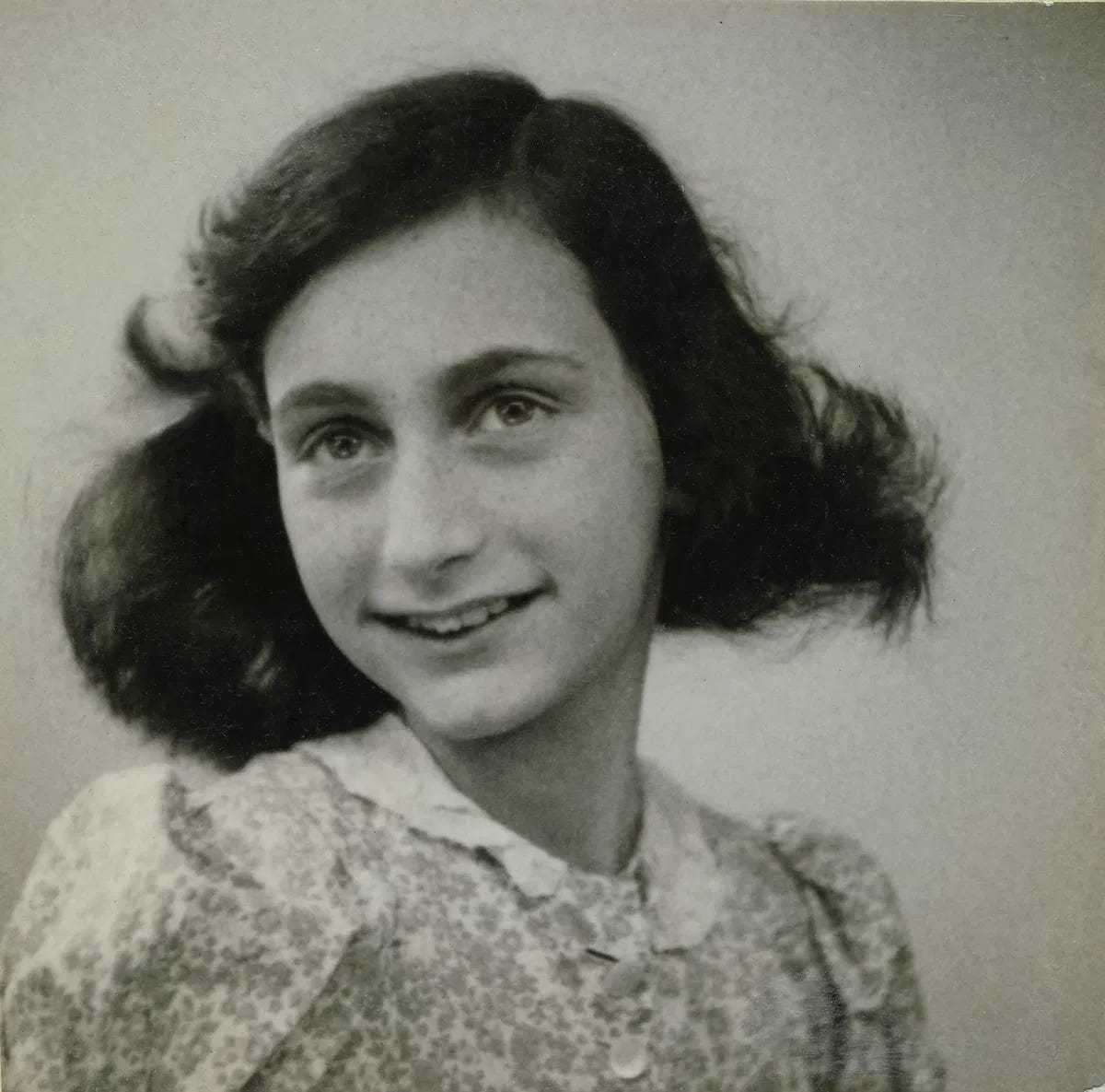 Anne_Frank_passport_photo,_May_1942.jpg (1200×1185)