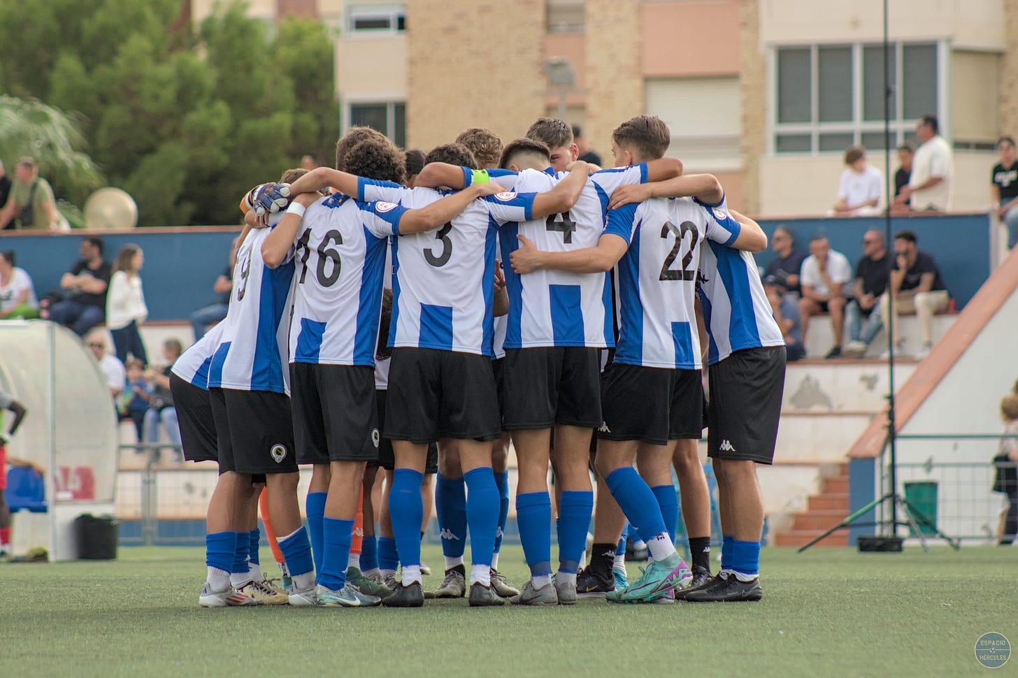 Jugadores del Juvenil A en una piña durante el partido de la jornada 1