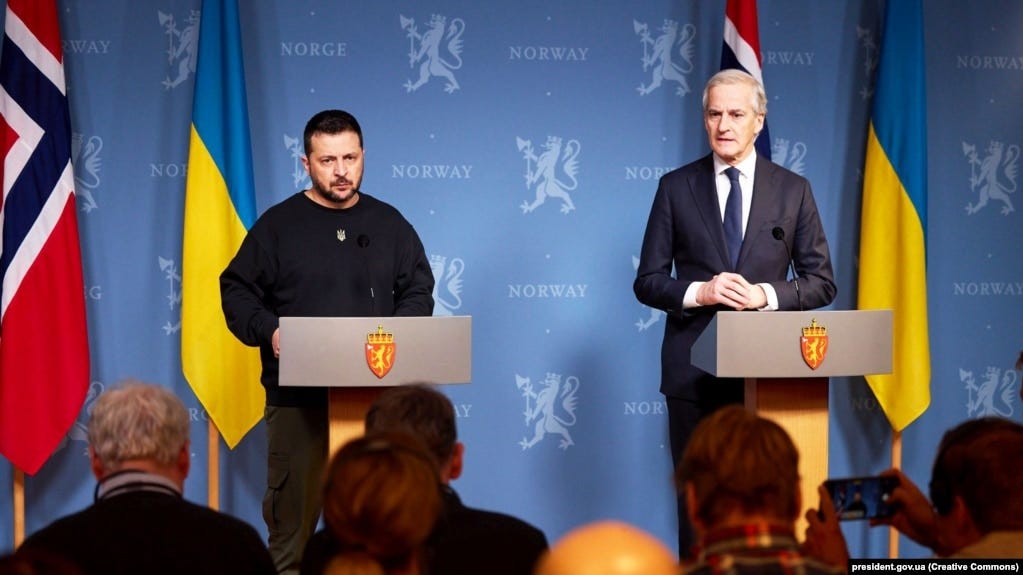 Ukrainian President Volodymyr Zelenskiy (left) and Norwegian Prime Minister Jonas Gaar Store (file photo)