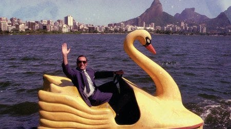 OSS 117 sur son canard géant pédalo, en baie de Rio