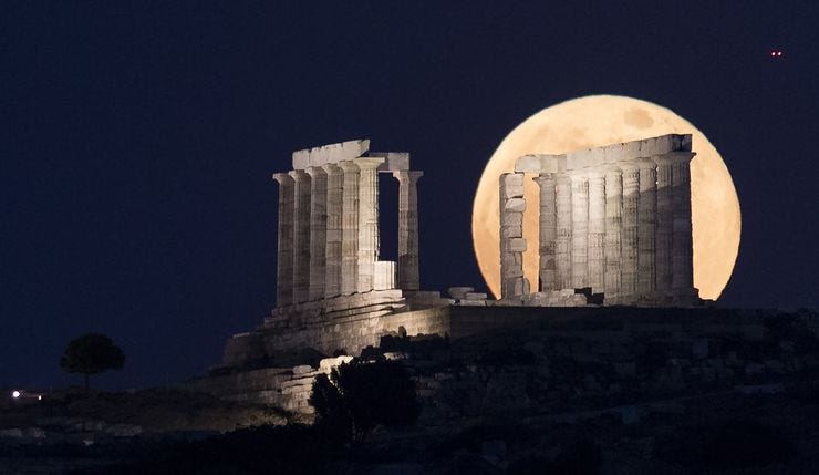 Το σούπερ-φεγγάρι ανατέλλει στον ναό του Ποσειδώνα στο Σούνιο, φωτογραφία του Μάριου Λώλου