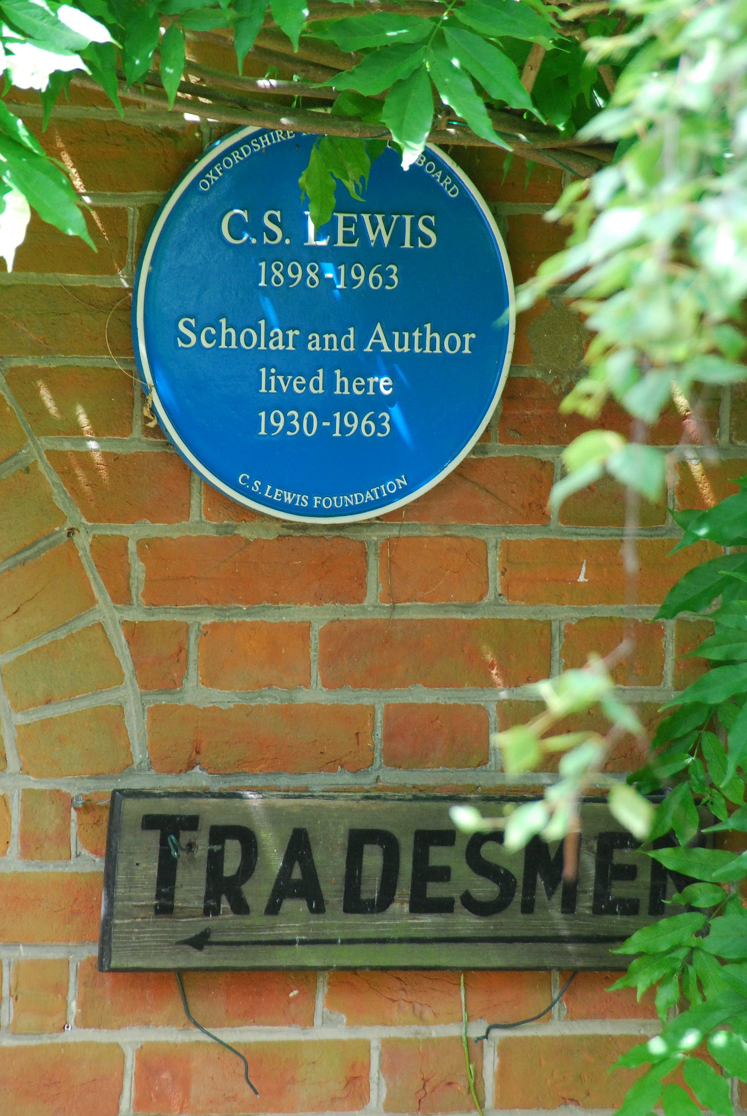 The blue plaque reads: “CS Lewis 1898-1963, Scholar and Author lived here 1930-1963”