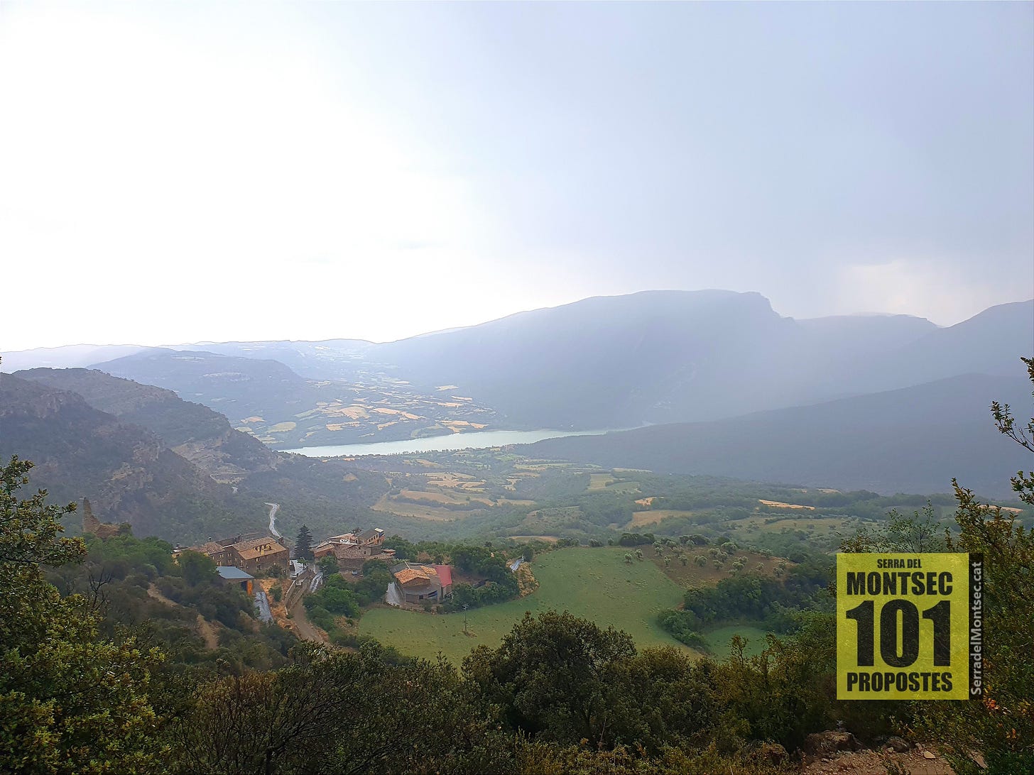 Estorm vist des de la torre d’Estorm amb visió sobre el Congost i pantà de Terradets, el Montsec de Rúbies (o de Meià) i el Montsec d’Ares. Sant Esteve de la Sarga, Pallars Jussà, Lleida, Catalunya.