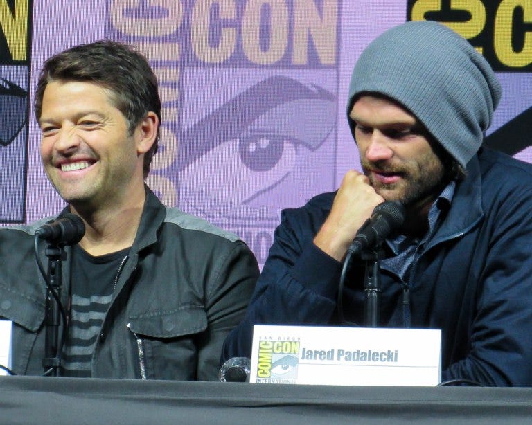 misha collins laughs after stroking off jared padalecki beard at comic ocn